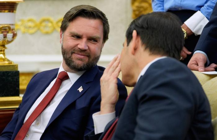 ترمب:
      إيران
      ستسمح
      بمرور
      20
      ناقلة
      نفط
      عبر
      مضيق
      هرمز
      في
      الأيام
      المقبلة