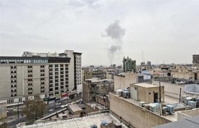 تفعيل الدفاعات الجوية شرق طهران عقب غارات إسرائيلية على "منشآت عسكرية"، وتقارير عن استعدادات أمريكية لعمليات برية