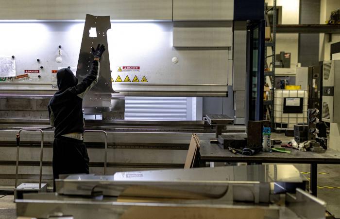 الألمنيوم
      في
      مرمى
      النيران:
      هجمات
      إيرانية
      تُربك
      23
      %
      من
      إمدادات
      العالم