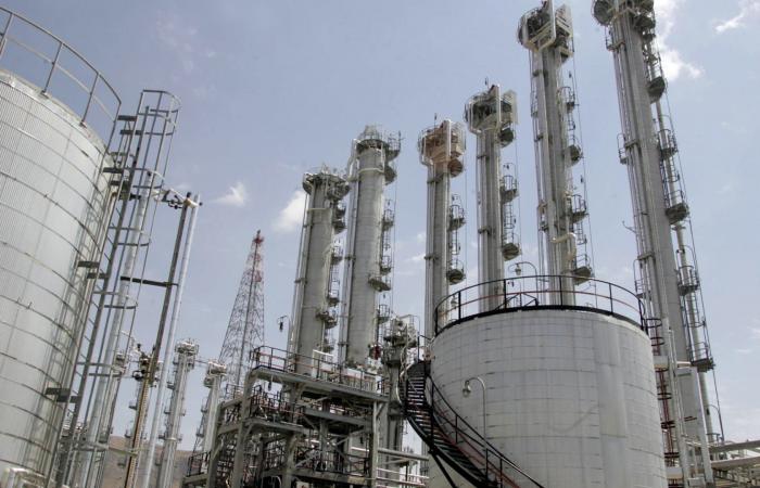 تحليل: محاصرة وجريحة.. هل تسعى إيران إلى امتلاك القنبلة النووية؟