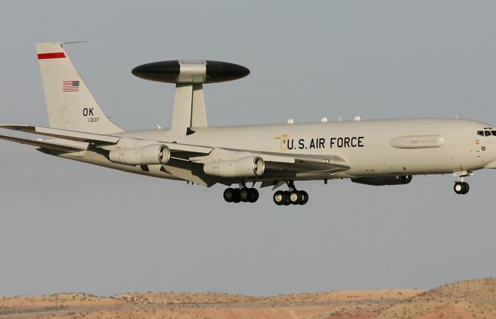 صور تُظهر تدمير طائرة رادار أمريكية في قاعدة بالسعودية بضربة إيرانية