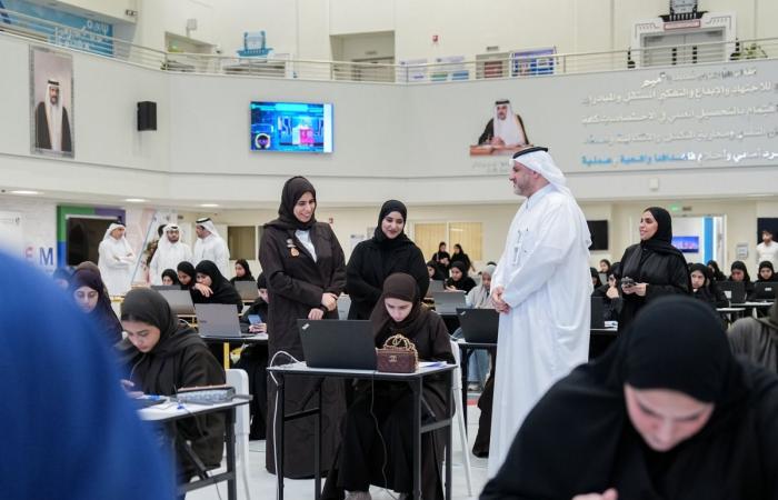 وزيرة التربية والتعليم تتفقد اختبار القبول لمدرسة قطر للعلوم والتكنولوجيا للبنات