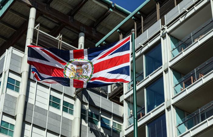 فرنسا
      تحقق
      باحتمال
      ضلوع
      إيران
      بهجوم
      قنبلة
      أُحبط
      خارج
      مصرف
      أميركي