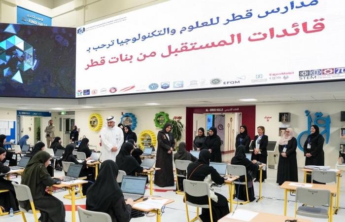 وزيرة التربية والتعليم تتفقد اختبار القبول لمدرسة قطر للعلوم والتكنولوجيا للبنات