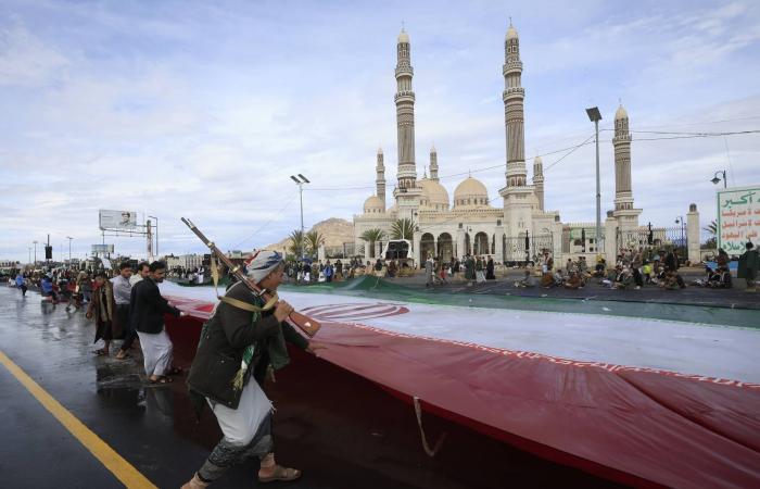 هل
      يؤدي
      انخراط
      الحوثيين
      إقليمياً
      إلى
      تحرير
      ميناء
      الحديدة؟