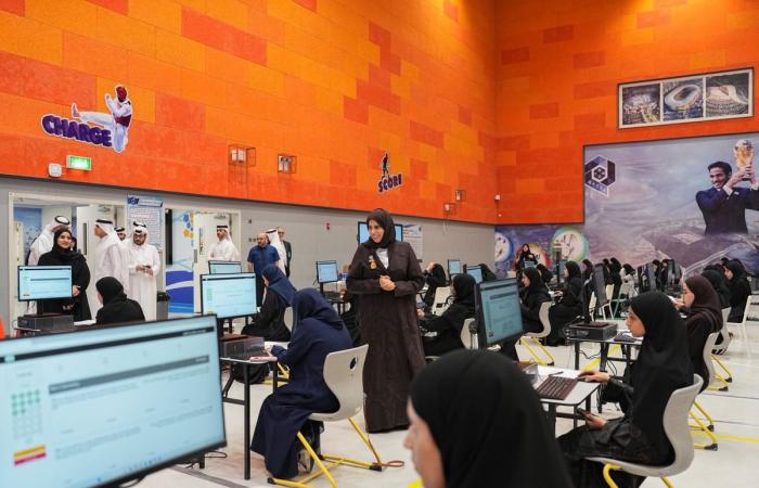 وزيرة التربية والتعليم تتفقد اختبار القبول لمدرسة قطر للعلوم والتكنولوجيا للبنات