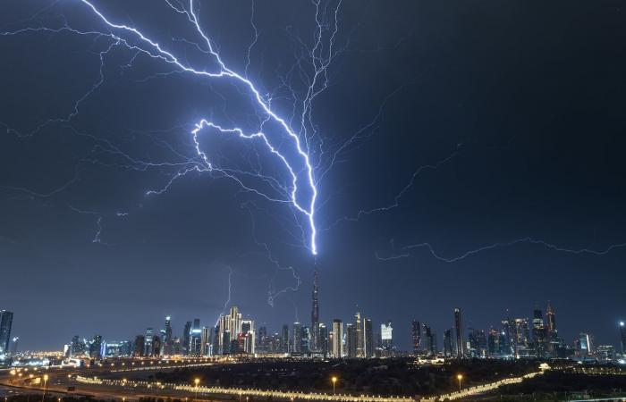 "رقصة فوضوية".. مصور يوثق لحظة ضرب صاعقة برق لبرج خليفة في دبي