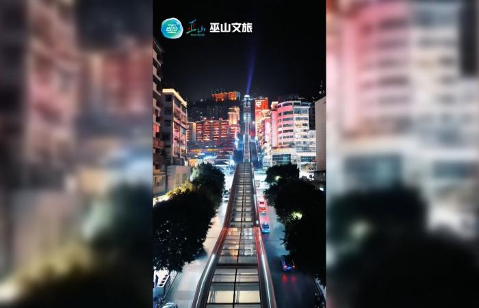 الصين تكشف عن أطول سلم متحرك خارجي في العالم