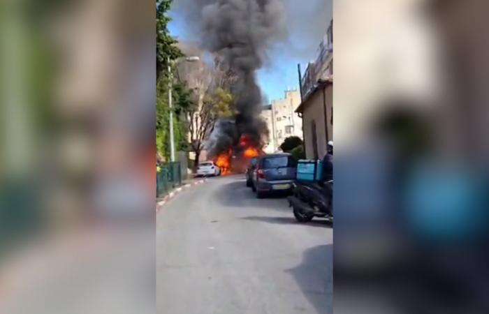 شاهد.. سيارات تحترق في تل أبيب بعد سقوط شظايا صواريخ عنقودية إيرانية