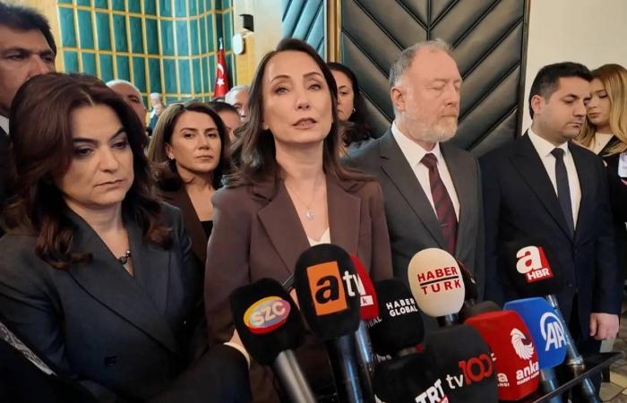 تركيا:
      جدل
      حاد
      حول
      تغيير
      وضع
      أوجلان
      في
      سجن
      إيمرالي