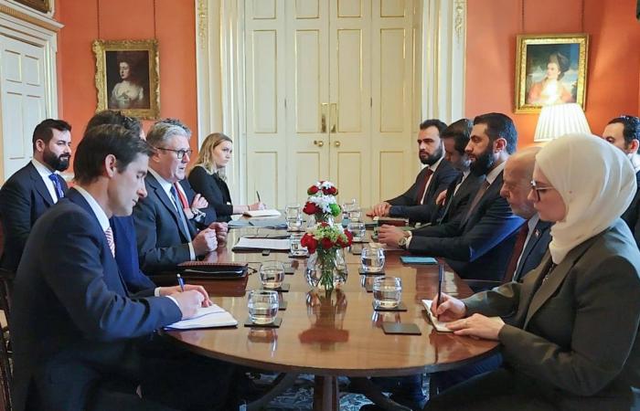 الشرع:
      سوريا
      تستعيد
      علاقاتها
      الدولية...
      ومسار
      سياسي
      تدريجي
      نحو
      انتخابات
      حرة