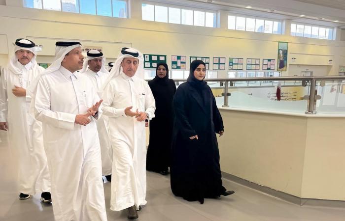 وكيل وزارة التربية يواصل زياراته التفقدية للمدارس بعد استئناف الدراسة الحضورية