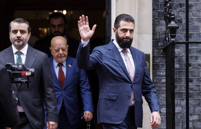 الشرع:
      سوريا
      تستعيد
      علاقاتها
      الدولية...
      ومسار
      سياسي
      تدريجي
      نحو
      انتخابات
      حرة