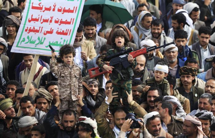 القوات
      اليمنية
      ترفع
      جاهزيتها
      القتالية
      في
      باب
      المندب