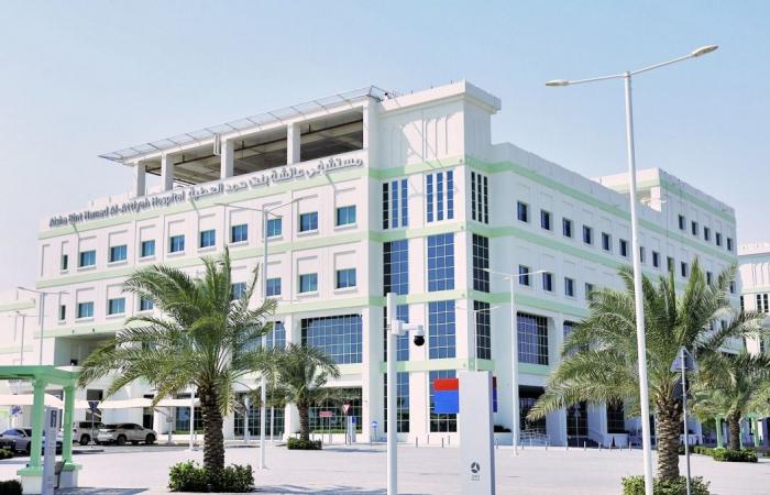 مريضة تستعيد القدرة على المشي بعد خضوعها لجراحة دقيقة في مستشفى عائشة بنت حمد العطية