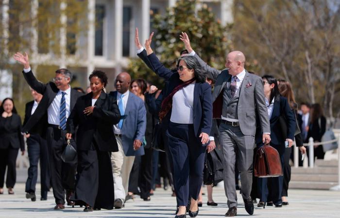 المحكمة
      العليا
      الأميركية
      أمام
      اختبار
      دستوري
      تاريخي