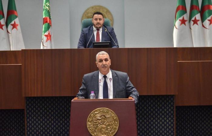 الجزائر
      تغلق
      منافذ
      السياسة
      في
      وجه
      «المال
      المشبوه»