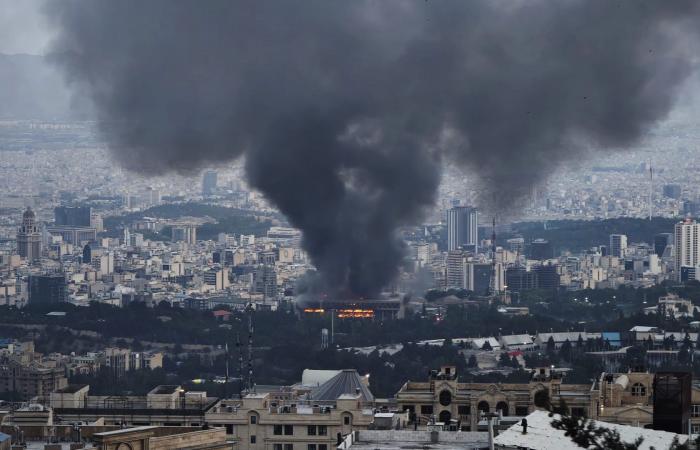 وسائل إعلام إيرانية: مقتل شخصين بغارة أمريكية-إسرائيلية على جسر رئيسي قرب طهران