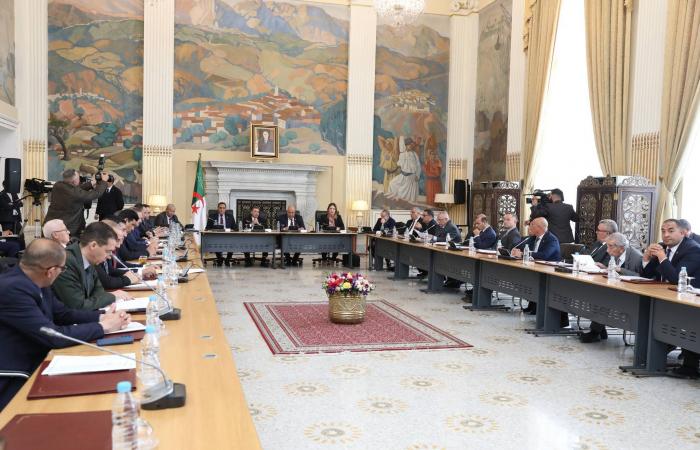 الجزائر
      تغلق
      منافذ
      السياسة
      في
      وجه
      «المال
      المشبوه»