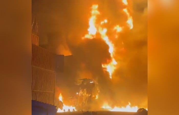 نيران تلتهم حاويات شحن بميناء أوكراني.. ومسؤولون: مسيرات روسية هاجمتها