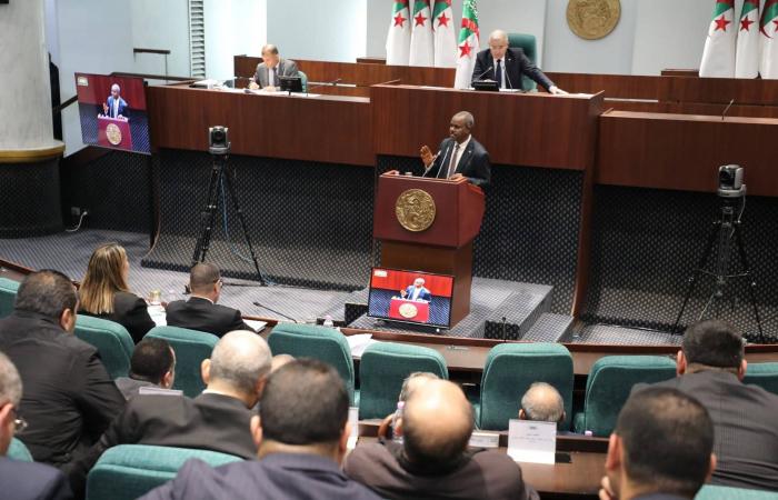 الجزائر
      تغلق
      منافذ
      السياسة
      في
      وجه
      «المال
      المشبوه»