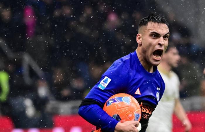 بطولة
      إيطاليا:
      ميلان
      في
      ضيافة
      نابولي...
      وإنتر
      يستقبل
      روما