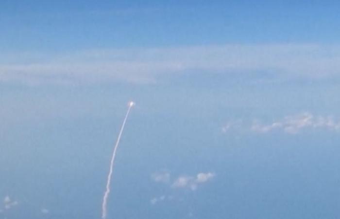 راكبة توثق إطلاق "أرتميس 2" من نافذة الطائرة