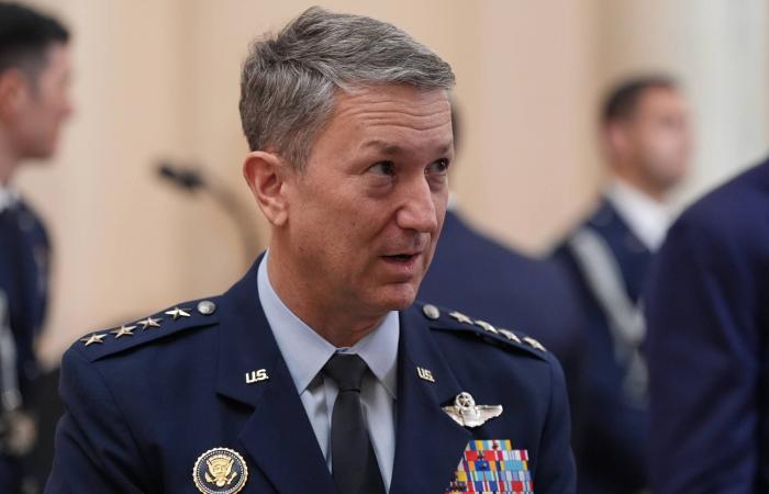 هيغسيث
      يقيل
      رئيس
      أركان
      الجيش
      وجنرالين