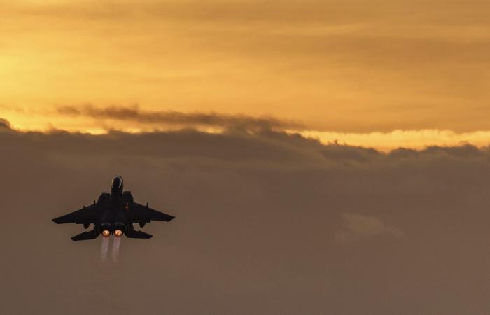 رئيس برلمان إيران "يسخر" من أمريكا بعد إسقاط مقاتلتها.. ويطرح تساؤلاً بشأن باب المندب