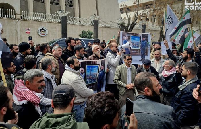 الإمارات تصدر بيانا بعد تعرض سفارتها في دمشق لاعتداءات ومحاولات "تخريب"