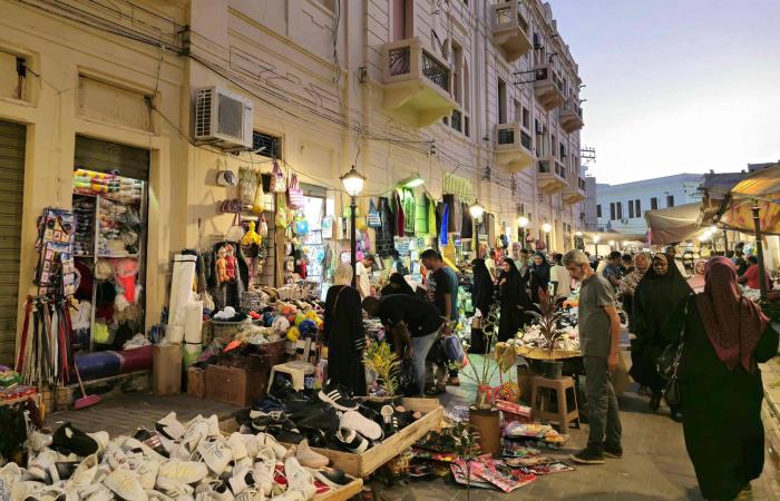 «فتاوى
      الغرياني»
      تشغل
      اللليبيين
      في
      ظل
      أزمات
      سياسية
      ومعيشية