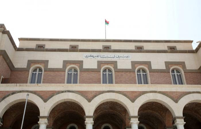 «فتاوى
      الغرياني»
      تشغل
      اللليبيين
      في
      ظل
      أزمات
      سياسية
      ومعيشية