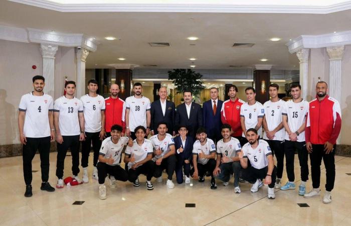 حافلة
      مكشوفة
      تجوب
      شوارع
      بغداد
      احتفالاً
      بتأهل
      منتخب
      العراق
      للمونديال
      التاريخي