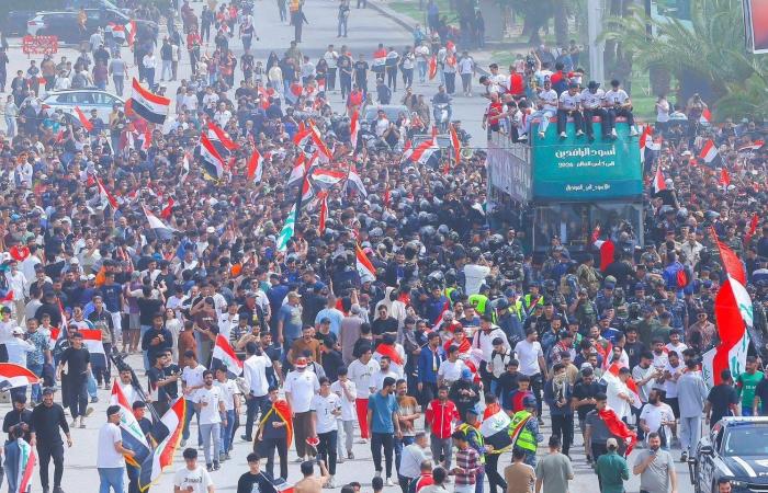 حافلة
      مكشوفة
      تجوب
      شوارع
      بغداد
      احتفالاً
      بتأهل
      منتخب
      العراق
      للمونديال
      التاريخي