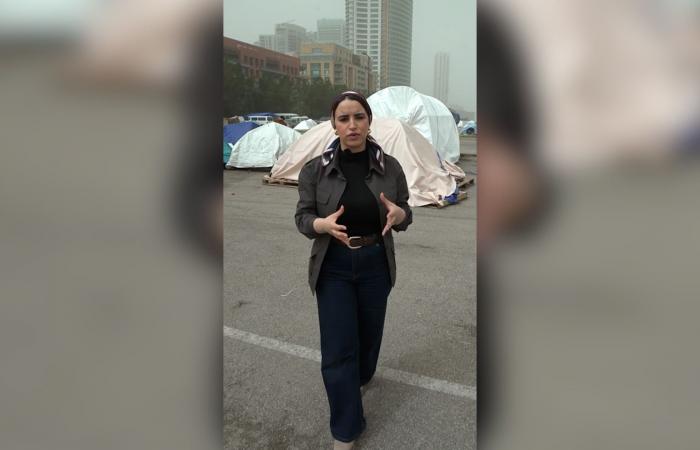 كاميرا CNN توثق رد فعل نازحين لبنانيين بجولة داخل أحد المخيمات في بيروت