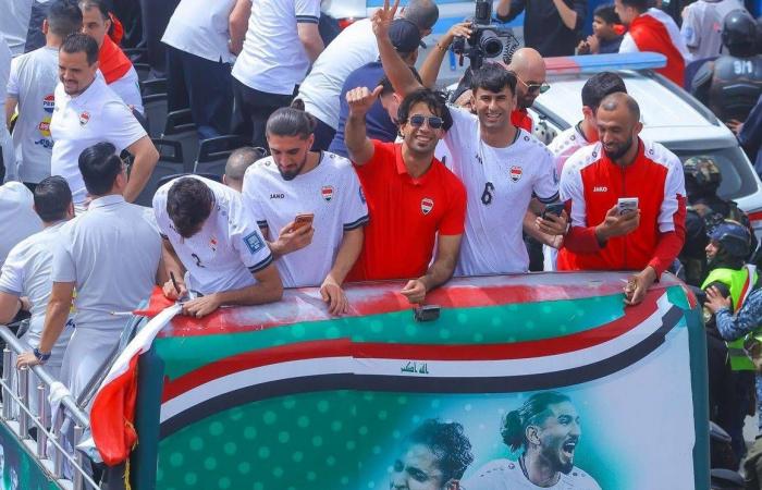 حافلة
      مكشوفة
      تجوب
      شوارع
      بغداد
      احتفالاً
      بتأهل
      منتخب
      العراق
      للمونديال
      التاريخي