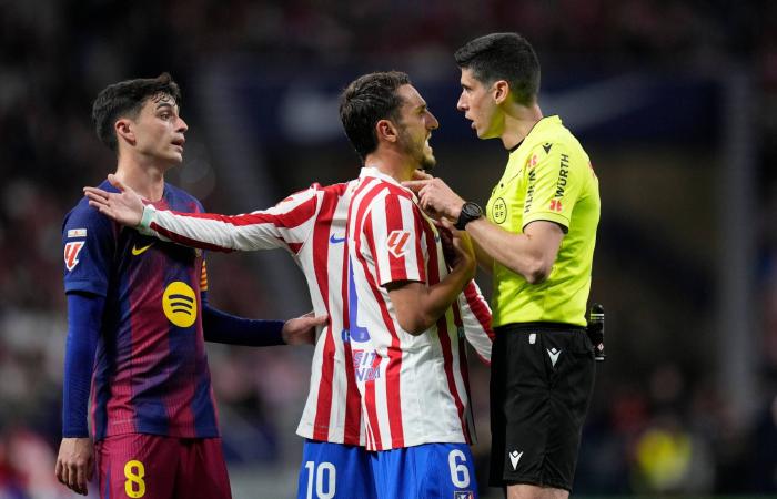 أخطاء
      التحكيم
      تسرق
      الأضواء
      في
      قمة
      الليغا
      بين
      أتلتيكو
      وبرشلونة