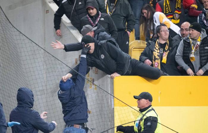 شرطة
      دريسدن
      تحقق
      في
      اقتحام
      ملعب
      مباراة
      بدوري
      الدرجة
      الثانية
      الألماني