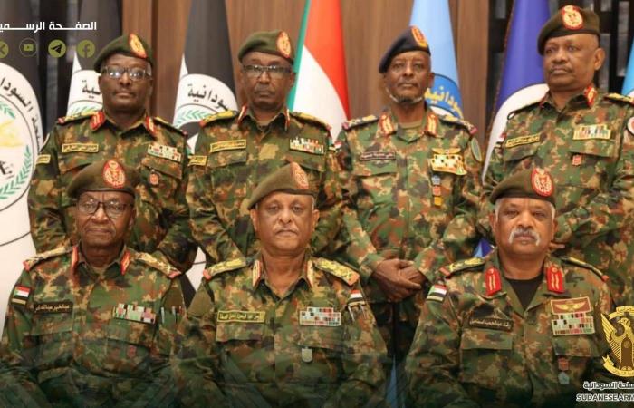 البرهان
      يعيد
      تشكيل
      قيادة
      الجيش
      السوداني...
      ومؤشرات
      إلى
      تغيير
      في
      هيكلية
      السلطة