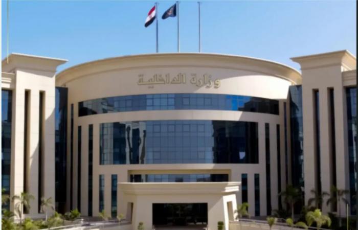 السلطات
      المصرية
      تلاحق
      تجار
      العملة
      لـ«لجم
      السوق
      السوداء»