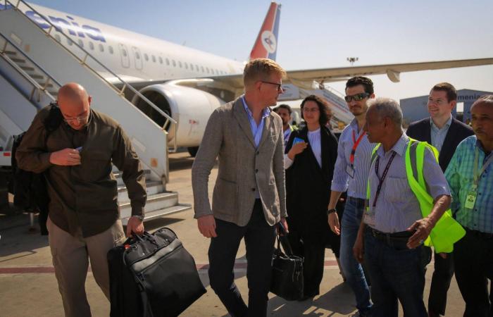 جهود
      يمنية
      لتعزيز
      الاقتصاد
      والخدمات
      بإسناد
      دولي