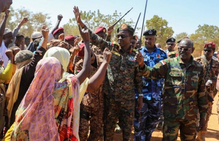 البرهان
      يعيد
      تشكيل
      قيادة
      الجيش
      السوداني...
      ومؤشرات
      إلى
      تغيير
      في
      هيكلية
      السلطة