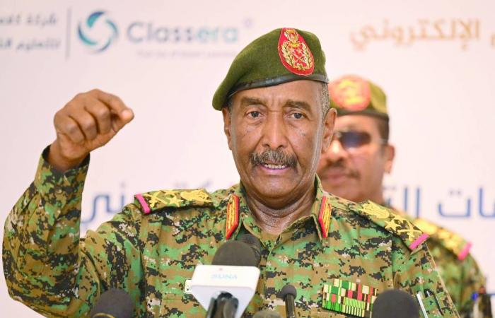 البرهان
      يعيد
      تشكيل
      قيادة
      الجيش
      السوداني...
      ومؤشرات
      إلى
      تغيير
      في
      هيكلية
      السلطة