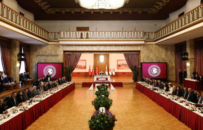 تركيا:
      مطالبات
      كردية
      بإجراءات
      لتسريع
      «السلام»
      دون
      انتظار
      البرلمان