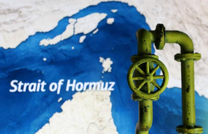 «رسوم
      العبور»
      في
      «هرمز»...
      إيران
      تريد
      تشريع
      الجباية
      وعُمان
      تتمسك
      بقانون
      البحار