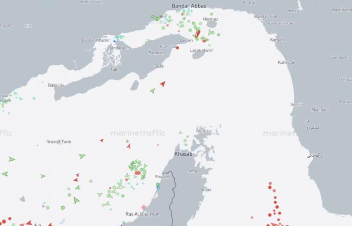 بعد نحو 6 ساعات على إعلان وقف إطلاق النار.. ماذا تظهر بيانات الشحن بمضيق هرمز؟