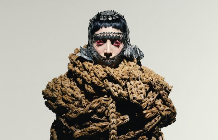 مصمم فلسطيني يجسد بتطريزاته "الغزاوية" الذاكرة والانتماء والنزوح