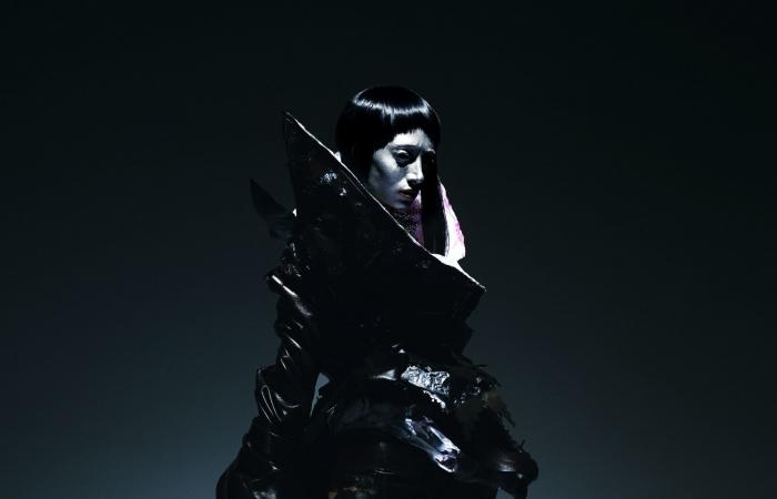 مصمم فلسطيني يجسد بتطريزاته "الغزاوية" الذاكرة والانتماء والنزوح