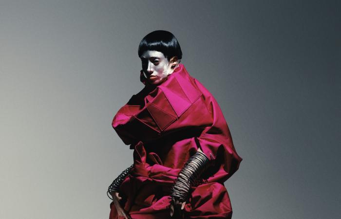 مصمم فلسطيني يجسد بتطريزاته "الغزاوية" الذاكرة والانتماء والنزوح