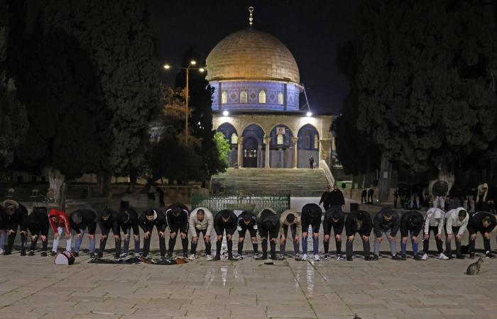 آلاف
      يؤدون
      الصلاة
      في
      المسجد
      الأقصى
      مع
      إعادة
      فتحه
      بعد
      40
      يوماً